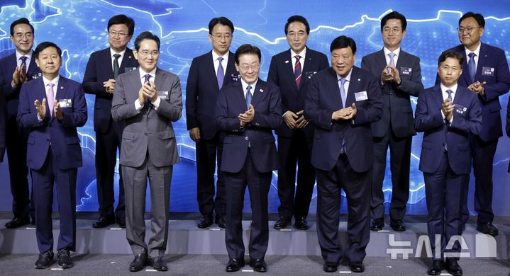 記念撮影をする李在明大統領と出席者たち