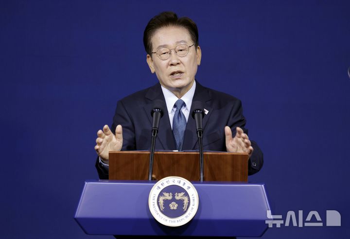 記念撮影をする李在明大統領と出席者たち
