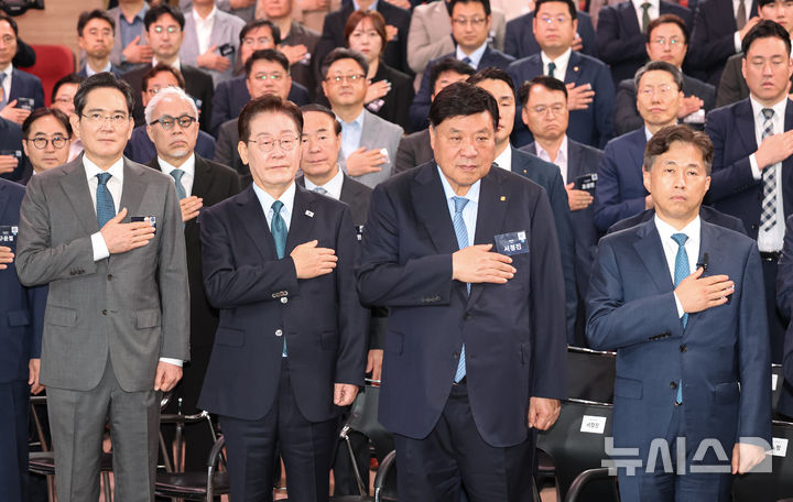 記念撮影をする李在明大統領と出席者たち