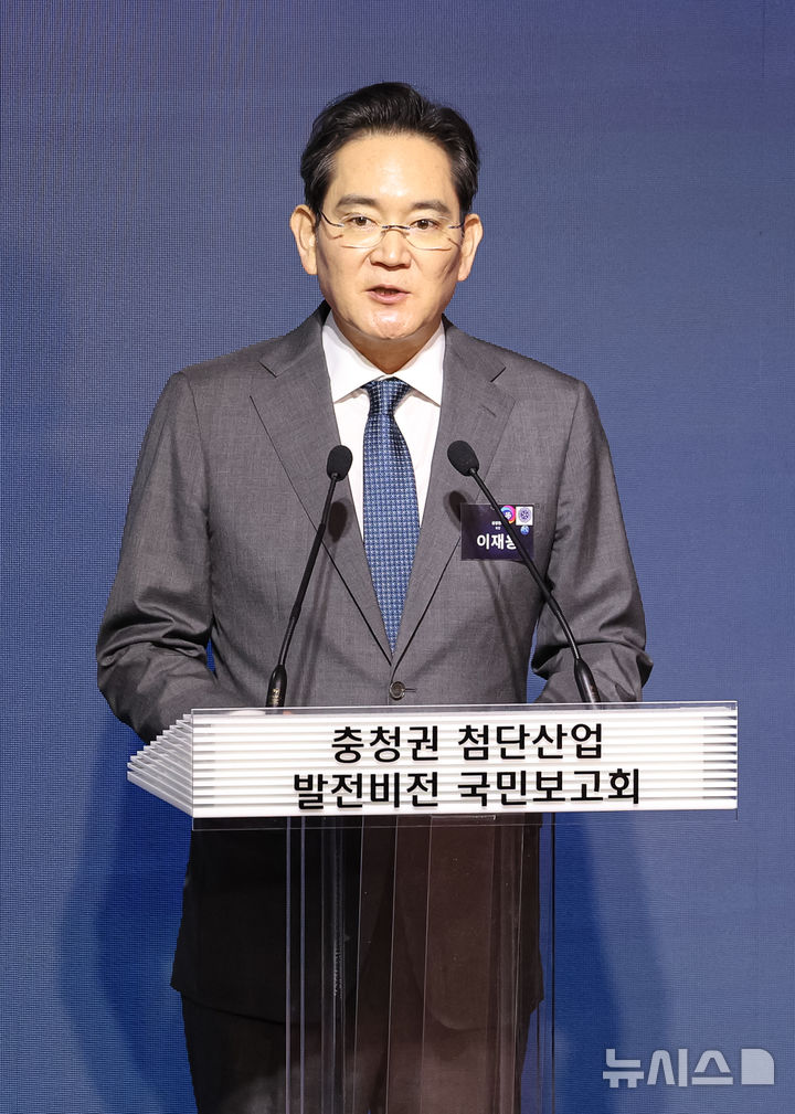 記念撮影をする李在明大統領と出席者たち