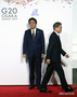 G20大阪：向かい合って握手する韓日首脳