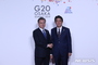 G20大阪：向かい合って握手する韓日首脳