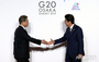 G20大阪：向かい合って握手する韓日首脳