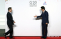 G20大阪：向かい合って握手する韓日首脳