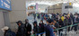 仁川空港で長い列を作る違法滞在者