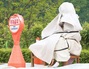 ▲5月20日、江原道太白市のチャン・ユンシル作家夫妻が制作した「太白平和の少女像」が足の一部を残してぼろ布で覆われている。／写真＝聯合ニュース 