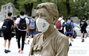 「日本軍慰安婦被害者をたたえる碑」に安重根の言葉を記したマスク