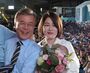【写真】文在寅大統領が共に民主党の大統領候補だった2017年5月8日、ソウル市で行った大統領選最後の遊説で娘のダヘ氏からカーネーションを贈られ、記念撮影をしている。／NEWSIS