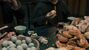 ▲22日、SBSドラマ『朝鮮退魔師』第1話で放送された宴会シーンで、月餅（げっぺい）など中国風の料理が並ぶ食卓が物議を醸した。写真＝SBS