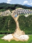 ▲昨年8月に太陽光発電施設が建てられた全羅北道長水郡天川面壮板里で。山から流れ出た土砂が、近くの道路に流れ込んでいる。写真＝キム・ヨングン記者 