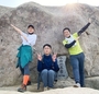 韓中日3国協力事務局の職員らが昨年、ソウル市内の水落山でポーズを取る様子。左から韓国行政安全部（省に相当）のキム・ジュヨン担当官、中国経済部のリー担当官、日本の沢山凌介担当官。／韓中日3国協力事務局提供