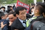 ▲5・18民主化運動41周年を迎えた今年5月18日午前、韓国政府主催の記念式が執り行われた光州市北区の国立5・18民主墓地の入り口でムン・フンシク会長の会場への入場を反対派たちが妨害し、もみ合いになった。／キム・ヨングン記者