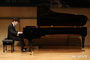 ショパンのピアノ協奏曲2番スケルツォを演奏するピアニストのチョ・ソンジン