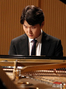 ショパンのピアノ協奏曲2番スケルツォを演奏するピアニストのチョ・ソンジン