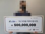 韓国宝くじ1等当選者「病気の友人の治療費に使う」　
