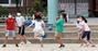 ▲慶尚北道安東市亭下洞のある小学校の校庭で、女子生徒たちがボールで遊んでいる。全校生徒817人の同校の今年の入学生は、男子生徒（43人）よりも女子生徒（57人）の方が多かった。／シン・ヒョンジョン記者 
