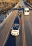 ▲中国で初めて有料運行する自動運転タクシーが26日、北京市大興区の道路を走っている様子。北京市はこの前日、大興区北京経済技術開発区60平方キロメートルの地域内で自動運転タクシーの有料運行を開始した。写真＝パク・スチャン特派員