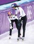 ▲2018年の平昌冬季五輪ショートトラック女子1000メートル決勝で、チェ・ミンジョン＝写真左＝と衝突した後、手を差し出す沈錫希（シム・ソクヒ）＝同右＝。写真＝オ・ジョンチャン記者 