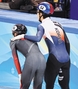 ▲決勝に進出できなかった黄大憲（ファン・デホン）＝右＝がまず謝罪…北京冬季オリンピックのショートトラック男子500メートル準決勝で黄大憲は最後のカーブを曲がる際にスティーブン・デュボワ選手と衝突した。黄大憲はデュボワ選手に近寄り背中をたたいて謝罪した。／キム・ジホ記者 
