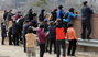 【フォト】ガードレールに登って朴槿恵邸を見る市民たち
