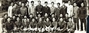 ▲1960－70年代に北朝鮮に拉致された漁船乗組員31人が1985年に江原道元山で集団教育を受けた際、咸鏡北道の「羅津革命戦跡地」を訪れ団体で記念写真を撮影した。うち22人の身元が朝鮮日報と拉致被害者家族会の確認作業により明らかになった。／拉致被害者家族会