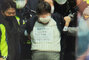 朴槿恵前大統領に焼酎瓶を投げた40代男…胸には「HR_人民革命党」