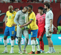 ブラジル代表選手らとあいさつ交わすソン・フンミン＝サッカー親善試合