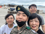 ▲今年7月、全羅南道求礼郡で軍服務中の息子チャン・ホヒョンさん（21）と面会しに行った看護師ヒョン・ウンギョンさん（50）と家族の様子。／写真＝遺族提供