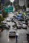 記録的大雨、路上に流された多数の車　／ソウル