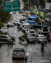 記録的大雨、路上に流された多数の車　／ソウル