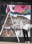▲30日、ソウル・光化門広場のバス停に設置された大型ポスターを撤去するソウル市の関係者。写真＝聯合ニュース