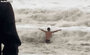 台風11号で大荒れのビーチで外国人男性が遊泳…韓国ネット民「無茶にも程がある」　／釜山