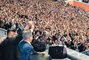 ▲15万人の平壌市民の前で－文在寅前大統領（中央）と北朝鮮の金正恩国務委員長（左端）は2018年9月19日夜、平壌市内の綾羅島にある「5月1日競技場」でマスゲーム「輝く祖国」を観覧し、直後に手を取り合って観衆（平壌市民）に手を振った。