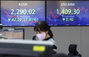 ▲23日午後、ソウル中区のハナ銀行ディーリングルームに株価とウォン相場の終値が表示されている。／聯合ニュース