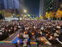 ▲5日午後5時、ソウル市庁駅近くで左派団体「ろうそく勝利転換行動」が梨泰院雑踏事故の犠牲者を追悼する集会を開いていた。写真＝キム・グァンジン記者