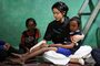 ▲カンボジア訪問中の金建希夫人が12日、先天性心臓疾患を患う14歳の子どもの家を訪れた。写真提供＝韓国大統領室