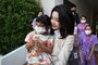 ▲尹錫悦大統領の夫人、金建希氏がカンボジア・プノンペンのヘブロン医療院を訪れ、子どもを抱いている。／大統領室提供
