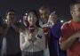 ▲生放送中の韓国女性リポーターの肩に手（YouTubeキャプチャー画面）