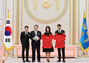ソン・フンミン＆李康仁からユニフォームとサッカーボールを贈られた尹錫悦大統領夫妻
