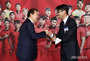 ソン・フンミン＆李康仁からユニフォームとサッカーボールを贈られた尹錫悦大統領夫妻