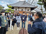 ▲徐程錫・公州大学教授が12月7日、奈良県にある日本最古の仏教寺院「飛鳥寺」で、「第43回　日本の中の韓民族史探訪」に参加した大学生らに説明しているところ。／写真＝チョン・ノクヨン記者