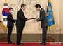 尹錫悦大統領、ファン・ドンヒョク監督と俳優イ・ジョンジェに金冠文化勲章を授与