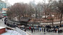 ▲旧正月の連休を2日後に控えた19日、ソウル市鍾路区のタプコル公園では高齢者が無料の炊き出しを受け取るため列に並んでいた。／NEWSIS
