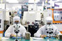 ▲中国の半導体生産拠点である江蘇省の工場で労働者が輸出用の半導体チップを作っている。／NEWSIS
