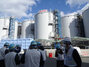 ▲2月2日、福島県の原発団地で東京電力の関係者らが外信記者らに対し、汚染処理水の貯蔵タンクについて説明している。／聯合ニュース