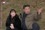 ▲北朝鮮の金正恩（キム・ジョンウン）国務委員長は13日、北朝鮮の非公開の場所でたばこを手にしながら娘ジュエ氏と共に大陸間弾道ミサイル（ICBM）「火星18型」の試験発射を見守った。／聯合ニュース