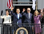 ▲ホワイトハウスのバルコニーで手を振る韓米両首脳夫妻／聯合ニュース