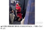 丈の短い制服姿の中国機女性CA、長時間膝を突いた「応対」巡り論争に発展