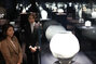 ▲金建希夫人（写真右）と岸田裕子夫人が8日、Leeum美術館（ソウル市竜山区）の「朝鮮の白磁、君子志向」特別展で展示された満月壺を鑑賞している。／写真＝大統領室