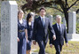 顕忠塔を参拝するカナダ首相